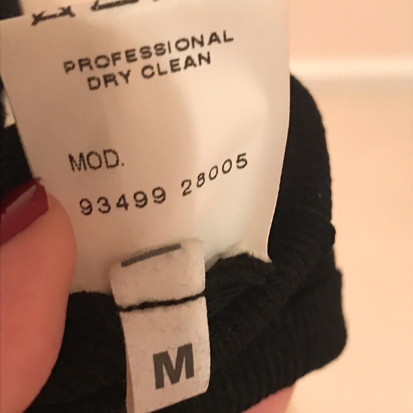 💯authentic Gucci asymmetrical shoulder top 💯silk - Picture 6 of 9